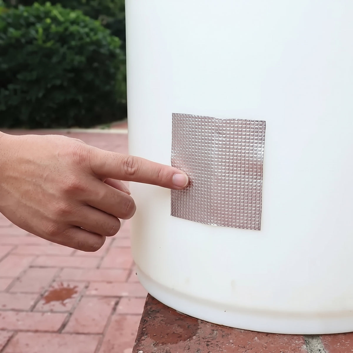 "Aplicación de cinta butílica impermeable en contenedor - fácil instalación"